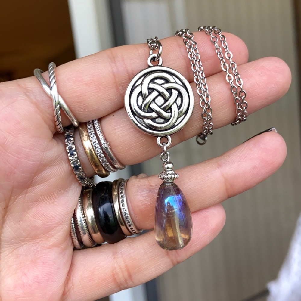Celtic knot charm & titanium aura crystal - Picture 6 of 10